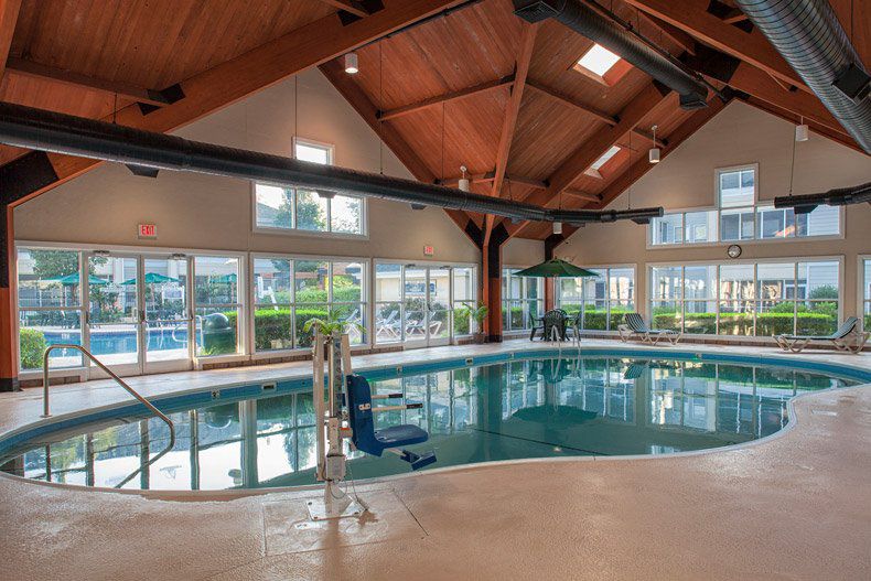 branson-palace-view-indoor-pool-side