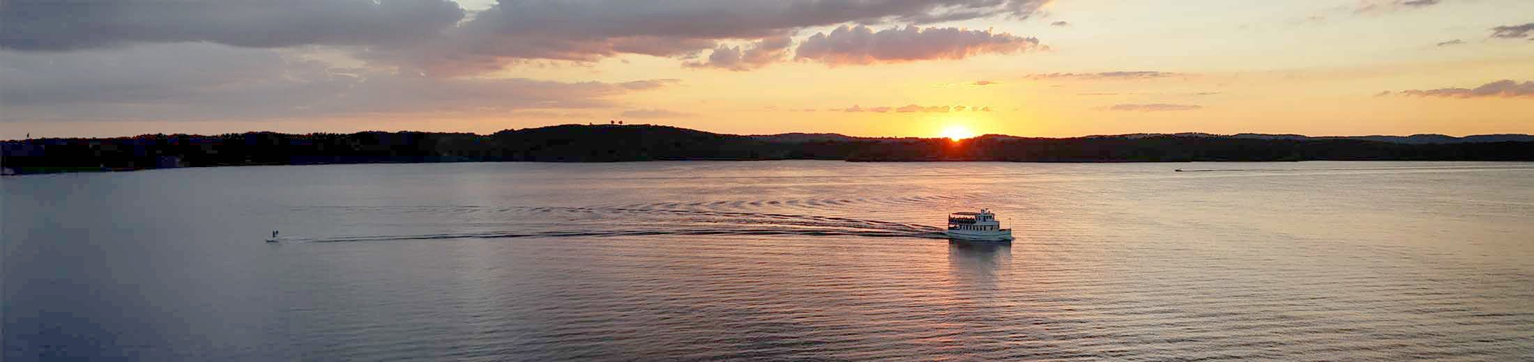 In the fall, Branson bursts into vibrant reds, oranges, and golds. Scenic drives and hiking trails become unforgettable as the leaves change. Shows, shopping and dining fill out your autumn visit.